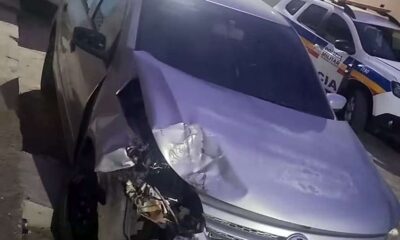 Carro cinza com a parte da frente amassado