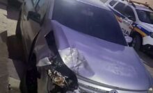 Carro cinza com parte da frente amassado