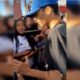 Jovem apontando arma para estudante