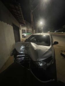 Carro amassada após batida em poste