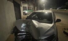 Carro amassada após batida em poste