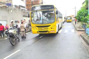polícia em volta do ônibus após ataque