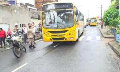 polícia em volta do ônibus após ataque