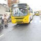 polícia em volta do ônibus após ataque