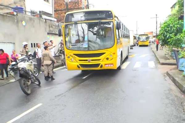 polícia em volta do ônibus após ataque