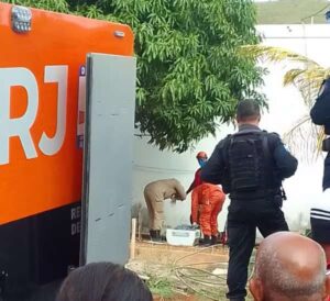 Bombeiros resgatando corpos