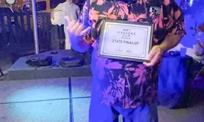 Vítima segurando placa