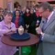 mulher e apresentador com vaso