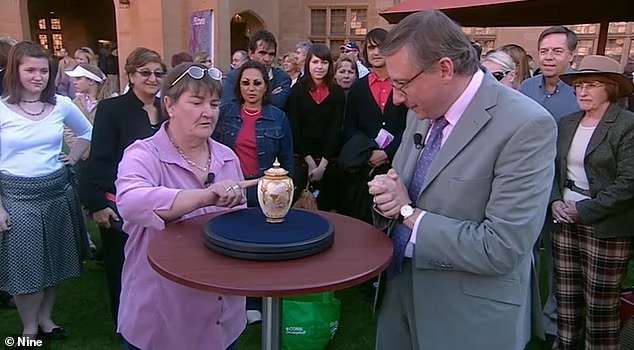 mulher e apresentador com vaso