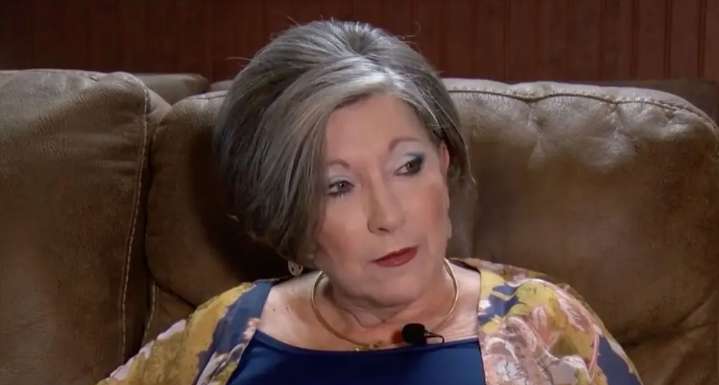 Senhora dando entrevista