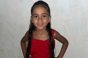 menina posando para foto