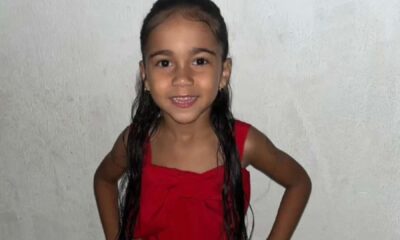 menina posando para foto
