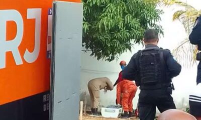 Bombeiros resgatando corpos