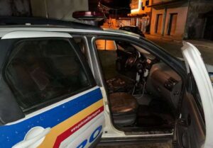 Carro da PM após incêndio