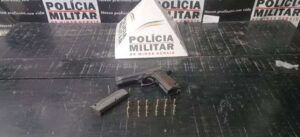 Arma e munição em cima de uma mesa