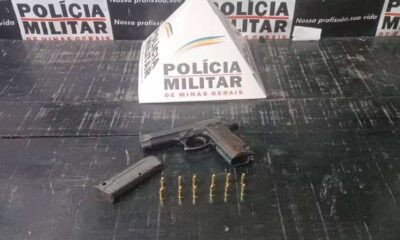 Arma e munição em cima de uma mesa