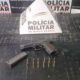Arma e munição em cima de uma mesa