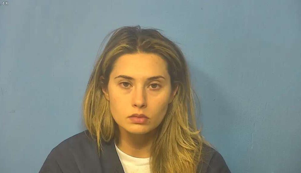 Professora presa por abusar de aluno 50 vezes alega ‘perseguição’