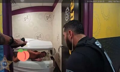 Policiais prendendo homem nu deitado em cama de bronzeamento