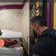 Policiais prendendo homem nu deitado em cama de bronzeamento
