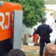 Bombeiros resgatando corpos