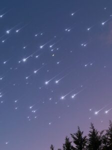 Imagem noturna de uma chuva de meteoros com dezenas de rastros brilhantes no céu, a Lua crescente ao centro e silhuetas de árvores na parte inferior.