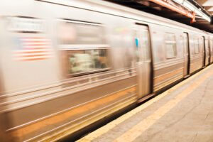 trem de metrô saindo