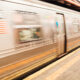 trem de metrô saindo