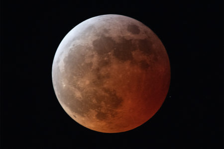 Eclipse lunar total mais longo de 2025 ocorre em setembro