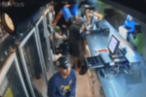Imagens do crime circularam nas redes; três comparsas do adolescente já foram identificados pela polícia