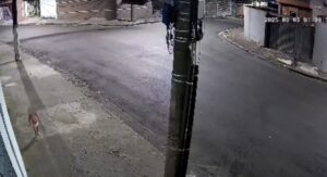 Criança andando sozinha na rua de madrugada
