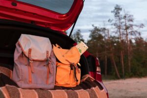 Porta-malas com duas mochilas