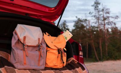 Porta-malas com duas mochilas