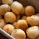 Cliente acusado de comer pão de queijo sem pagar será indenizado em R$ 10 mil em MG