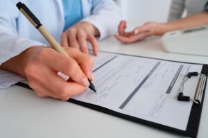 Médica passando atestado após consulta