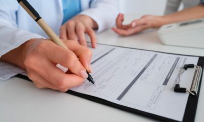 Médica passando atestado após consulta
