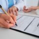 Médica passando atestado após consulta