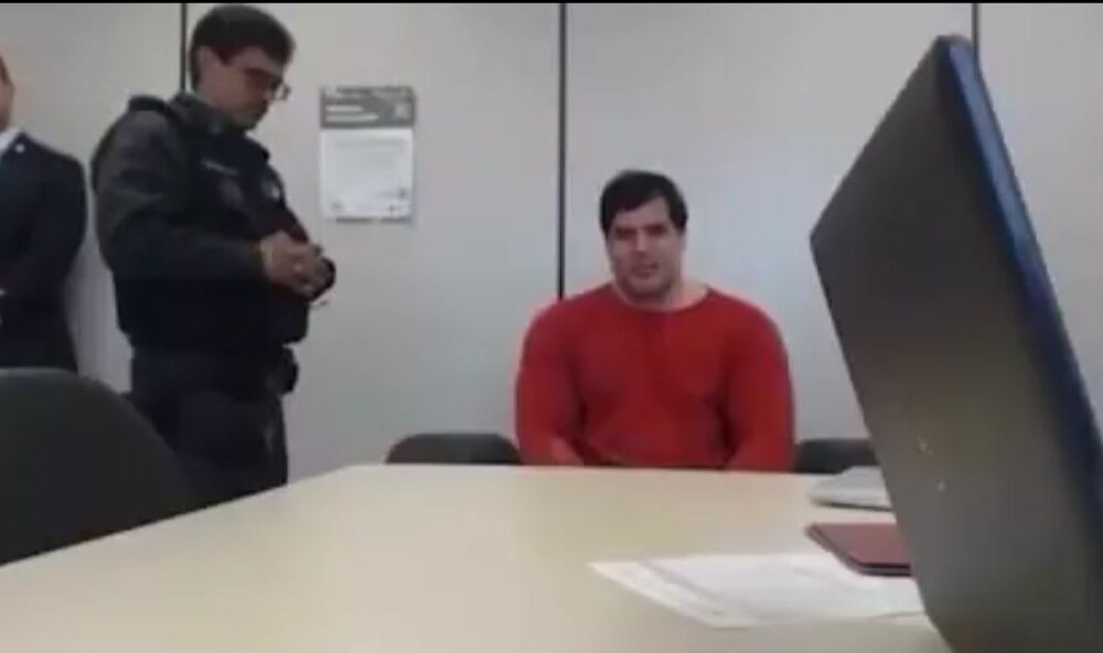 Renê da Silva Nogueira Júnior, de 47 anos, de roupa laranja da prisão