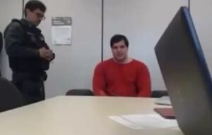 Renê da Silva Nogueira Júnior, de 47 anos, de roupa laranja da prisão