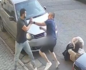 Casais se agredindo na rua