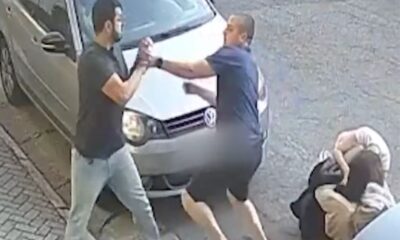 Casais se agredindo na rua