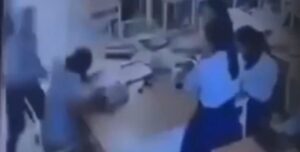 Aluno batendo em professora enquanto colegas assistiam