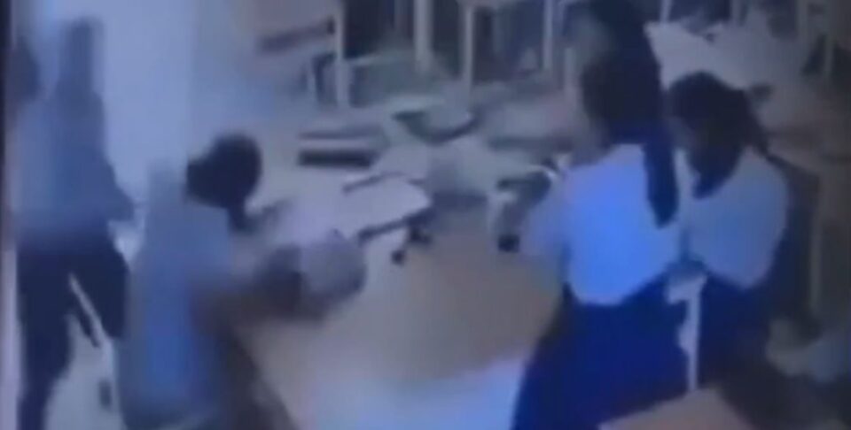 Aluno batendo em professora enquanto colegas assistiam