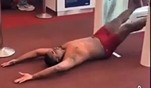 Striptease interrompe rotina de embarque em aeroporto