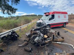 Veículos tiveram perda total após acidente