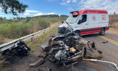 Veículos tiveram perda total após acidente