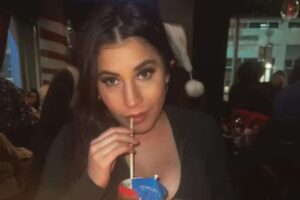 Ashley King bebendo drink