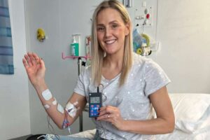 Victoria Thomas com desfibrilador após parada cardíaca
