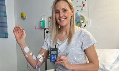 Victoria Thomas com desfibrilador após parada cardíaca