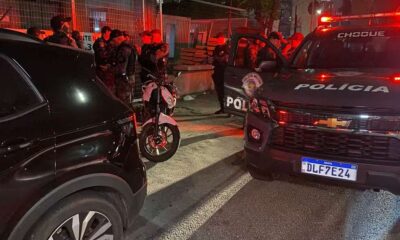 Polícia realizando os trabalhos de perícia na cena do crime